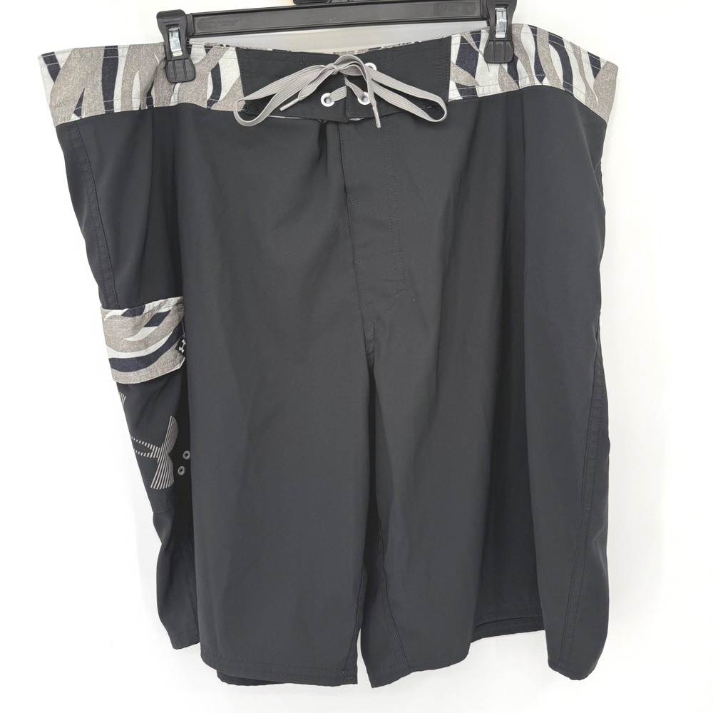 Under Armour Board Shorts Mens 42 Black 1255819 HeatGear Loose Fit Zebra Accent